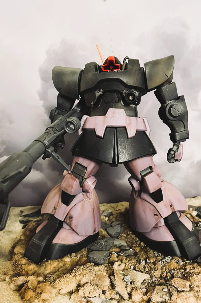 ドムはパープルが似合いますね。成形色のままの時点のショットです。手持ちにパープルがなかったので作例のような塗装になりましたがいずれアニメ設定に近いカラーリングを試してみたいと思います。