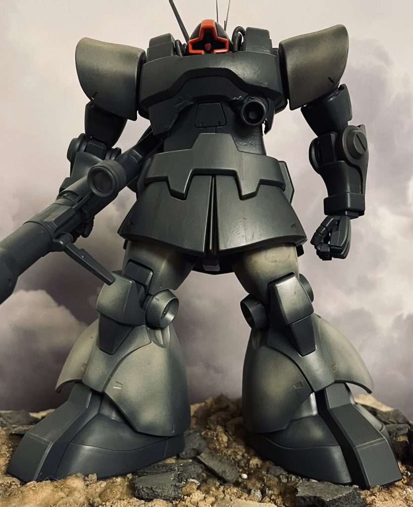 正面です。キットのままですと上半身がやや沈みすぎるので下半身との間にジョイントを仕込んでかさ上げしました。