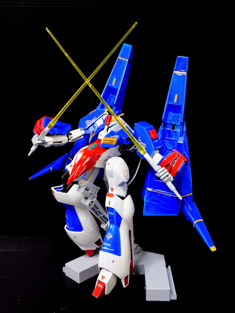 二刀流しかしこの子、首も回らなければ、腰もまわらない、脚もほとんど開けないのでポージングバリエーションが少ない…