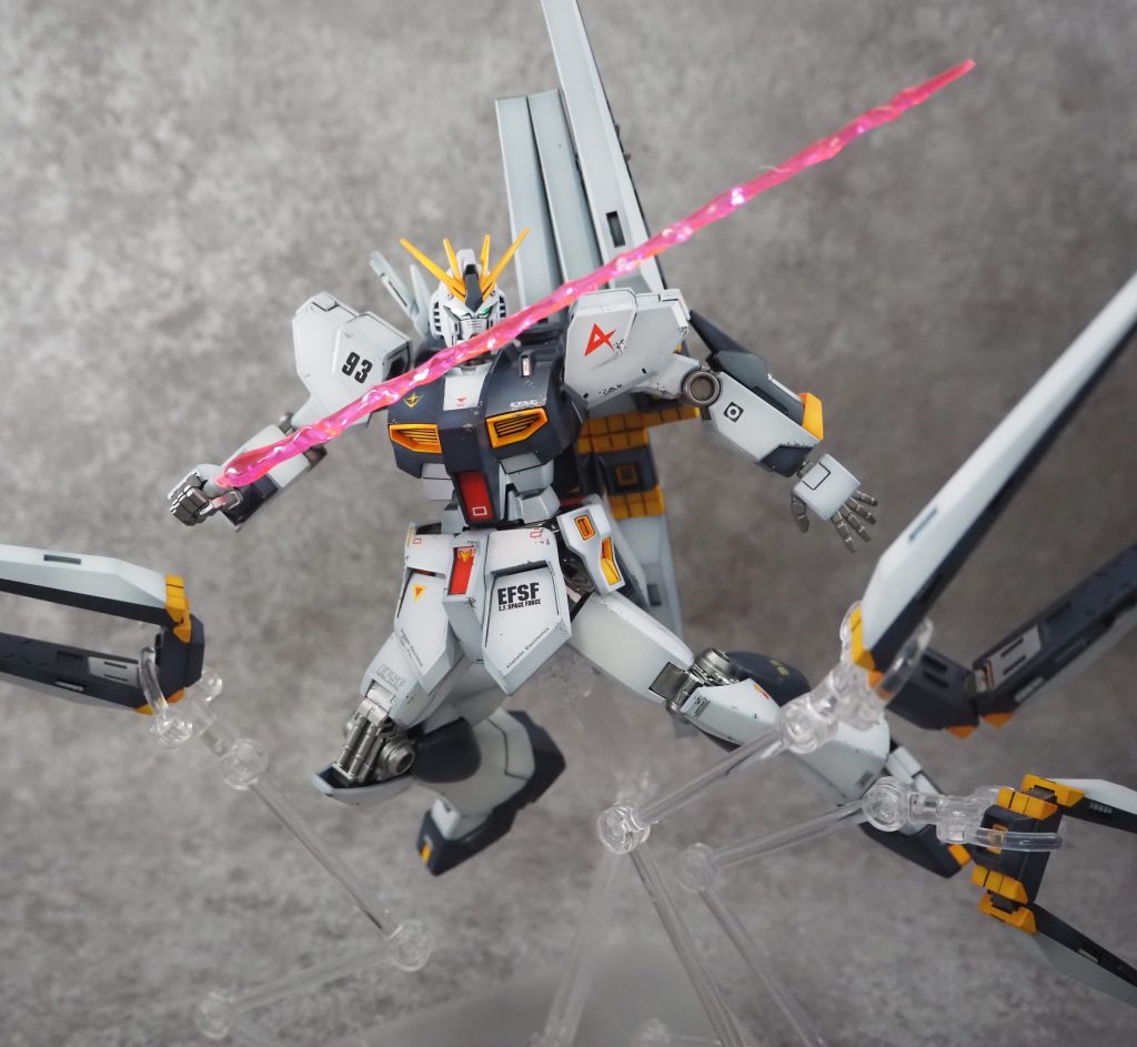 公式ビルダーズパーツのサーベルも使っています。ファンネルは特に接続もないためアクションベースで浮かせています。