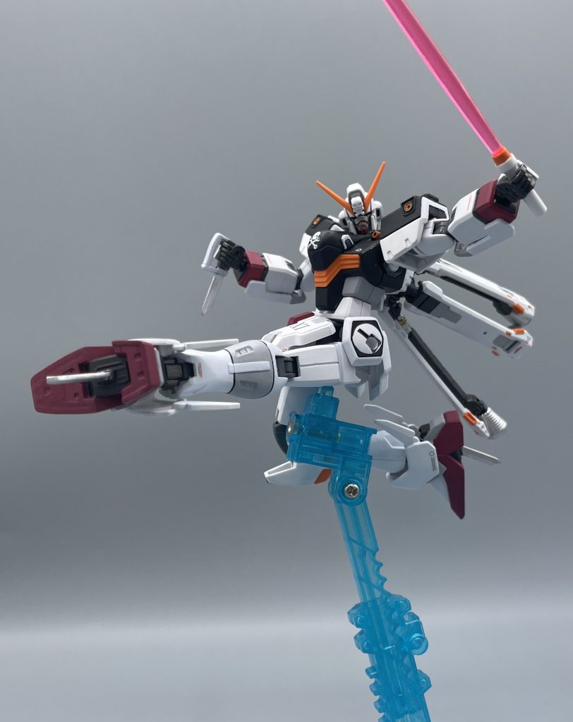 ヒートダガー!! X1の脚部には、ダガーが仕込まれています。手持ち式のダガーはふくらはぎに収納され、足裏のダガーは飛び出しナイフです。仕込み武器のダガーとか、ロマンあり過ぎてこんなの好きに決まってますよね(≧▽≦)✨ ダガーなので当然斬れるわけですが、スラスターの排熱を利用することで高温の刃を生成します。だから ”ヒート”ダガーな訳ですね。斬るほかにも、刃を射出してクロー的な扱いも可能なようです。 HGUCではオミットされていますが、X1のフロントアーマーにはシザーアンカーが内装されています。RGでは、このギミックも再現されているので、この点はやはりRGに軍配ですかね。