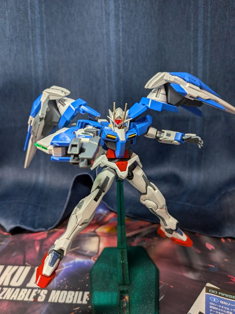 ライフルモードで。めっちゃ緩いんでこの向きにしないとすぐ下がります。GNソードIIIは下がるし僕の気分は下がるで大変でした。とはいえスミ入れ部分塗装だけでだいぶカッコよくなりました！