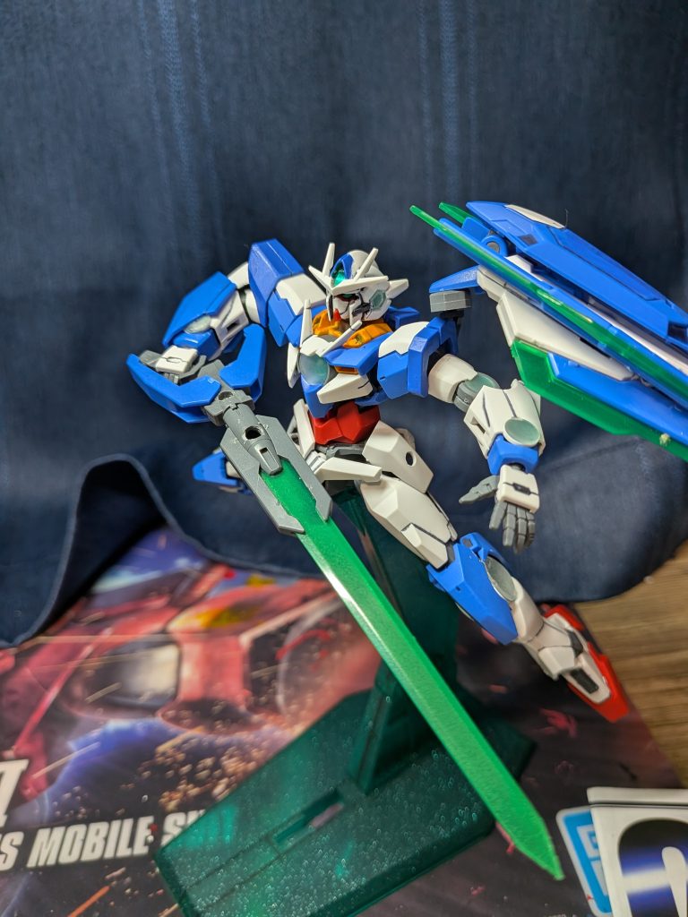 続いてダブルオークアンタ。こちらは某ホビーショップで1800円で購入しました。一応サイドスカートにGNソードVをマウントできるようにしました！やっぱり顔はクアンタやエクシアが好きです！