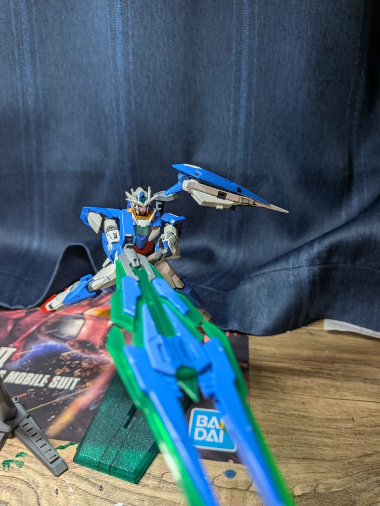 バスターライフルモード！劇中でも使っていましたね！そしてこのクアンタ、ライザー同様部分塗装スミ入れしたのですがめっちゃいいですね！黄色部分をイエローオレンジにしたのもいい味出してると思います！（ライザーもやろうかな）