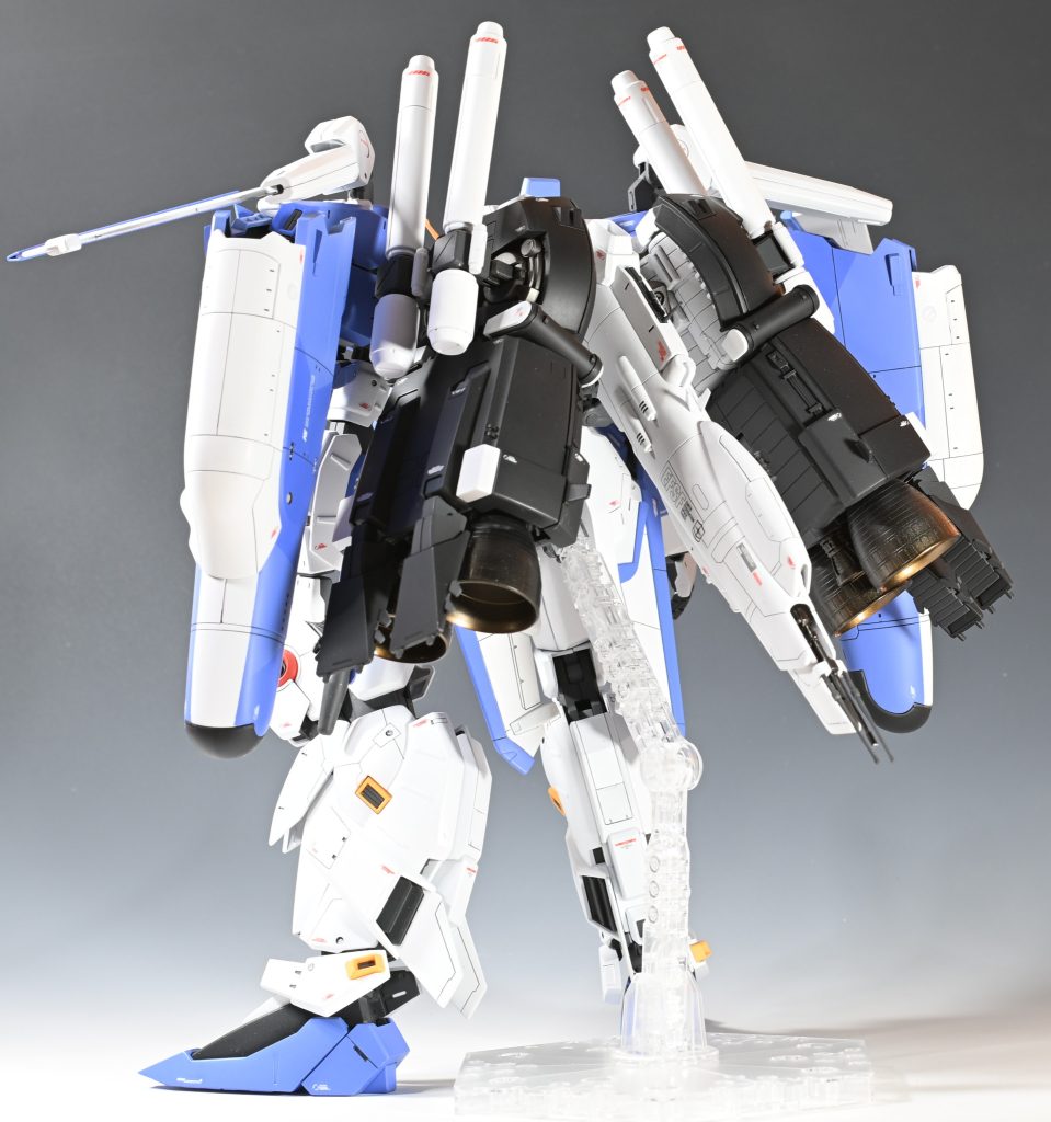 背面のバックパック、バインダーなどは邪魔にならない範囲でディテールを追加、バーニアはメインバーニアの横にサブバーニアを追加して遊んでます。