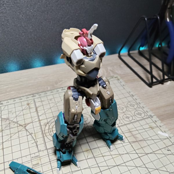 下半身からミキシングしながら試行錯誤してます。外装パーツ以外はメカメカゴツゴツ仕上げ。にしたいのですが、モリモリにすると周りとバランスが悪くなる😭パーツ組み上げ、バラす、位置調整、組み上げ、、、その繰り返しで牛歩の作業。楽しい🤤（3枚目）