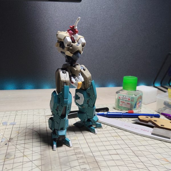下半身からミキシングしながら試行錯誤してます。外装パーツ以外はメカメカゴツゴツ仕上げ。にしたいのですが、モリモリにすると周りとバランスが悪くなる😭パーツ組み上げ、バラす、位置調整、組み上げ、、、その繰り返しで牛歩の作業。楽しい🤤（4枚目）