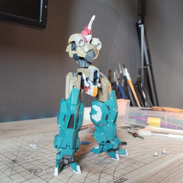 下半身からミキシングしながら試行錯誤してます。外装パーツ以外はメカメカゴツゴツ仕上げ。にしたいのですが、モリモリにすると周りとバランスが悪くなる😭パーツ組み上げ、バラす、位置調整、組み上げ、、、その繰り返しで牛歩の作業。楽しい🤤（5枚目）