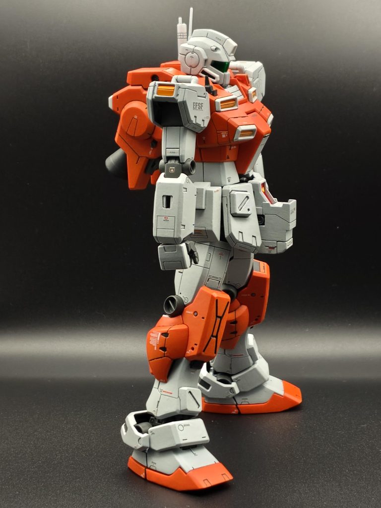 気になる部分の合わせ目消しは処理しました😊またスジ彫りによりパネルライン追加したりパーツ変更や追加で好みの感じにディテールアップを図っております😀