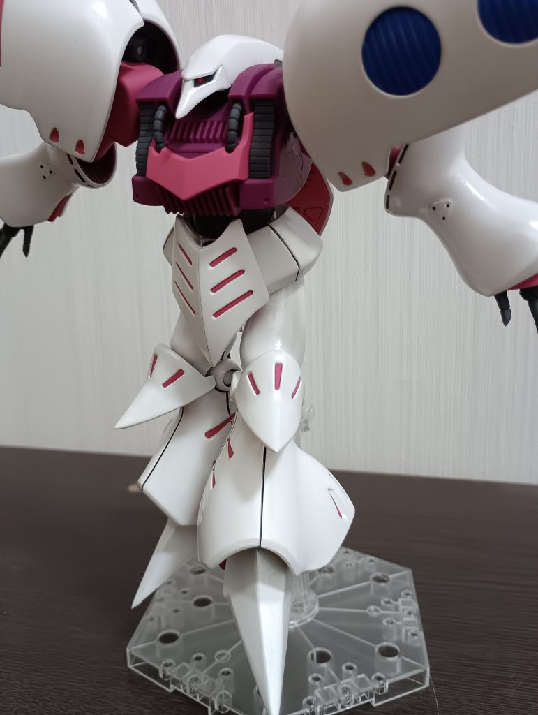 口先や指先、前後装甲、膝、爪先、バインダーを尖らせたり、形状の変更でよりキュベレイらしくしてみたつもりです。