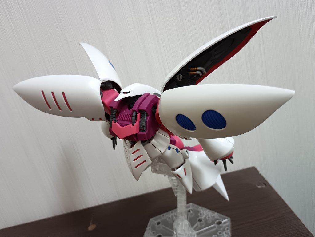 特徴的な肩のバインダーも良く動き、蝶のような華やかなポーズも難なく可能です。さすがバンダイ！！