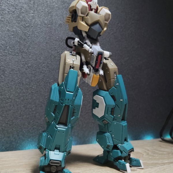 オリジナル機体。腰回りが、だいぶガチャガチャしてまいりました。まだまだゴチャゴチャアシンメトリーしていきます。（3枚目）