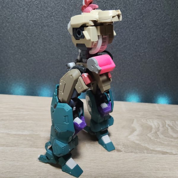 オリジナル機体。腰回りが、だいぶガチャガチャしてまいりました。まだまだゴチャゴチャアシンメトリーしていきます。（2枚目）