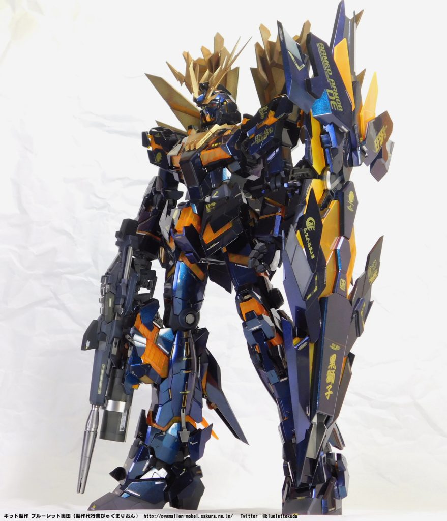 装甲は黒立ち上げ・パール・ラッカークリアー・ウレタンの4度塗装です。サイコフレームは100均の極粗レッドメタルを吹き付けました。変形時に塗膜が擦れるのを防ぐため、全パーツをペーパーがけしてダイエットさせています。全体の製作期間は11ヶ月ですが、このパーツの削りに9ヶ月かかっています。