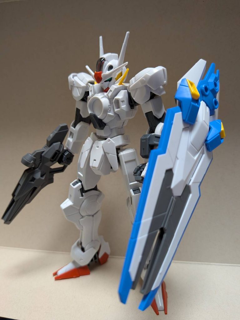 塗装前です。水星の魔女とOOの機体がミキシングの相性が良いといろんなところで聞くので私も挑戦しようと思い、今回の製作に至りました。エアリアルがソレスタルビーイングの機体になったらこんな感じかなと妄想を膨らませながら作りました。