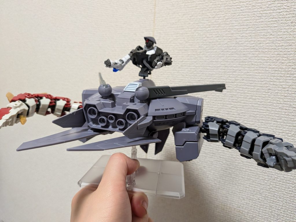 初めはキャバリアーの翼をそのまま使う予定でしたが、友人からセミエビみたいと言われ海鮮系に舵を取りました。腕はウツボ、2つのビーム砲は海老の触角のイメージ。