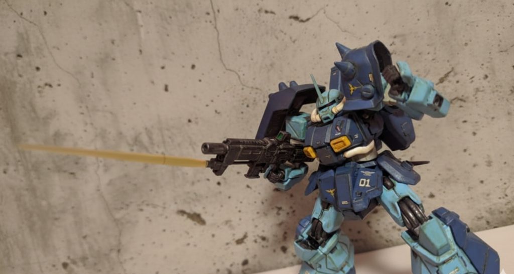 ビームアサルトライフル銃剣状態、ビーム刃はSB6を取り付け可能。1.5mm穴をピンバイスであけています。なお、右肩のギラ・ドーガ用シールドもHGサイコギラドーガの余剰パーツを加工して取り付けてます。