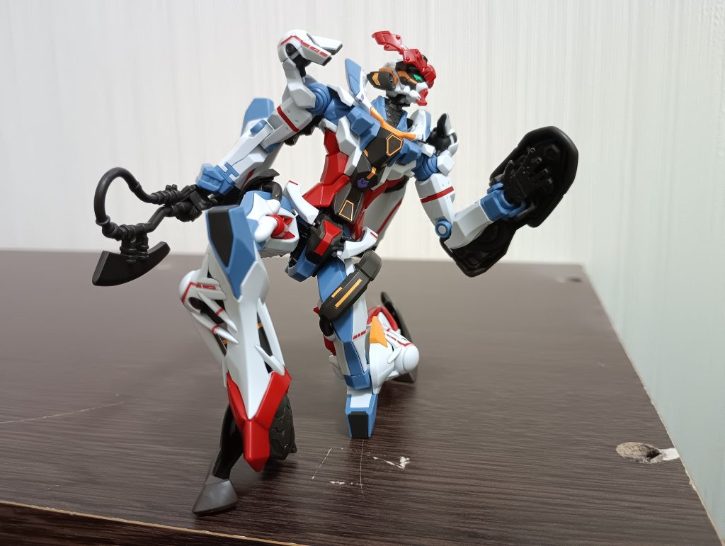 他のガンダムたちと違い無駄な装甲がないと言いますか、とにかくよく動きます。可動部もしっかりしており部品のポロリもありません。