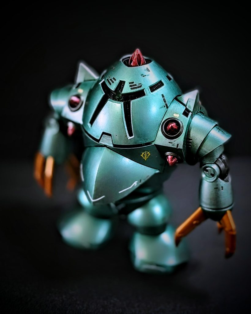 前面カット。ひとまず自分の中ではジオンマークが胸についているほうを前として製作しました(zaku-kao4)写真だと見えづらいですが、モノアイもキットのものを使用していて、素組みになります。