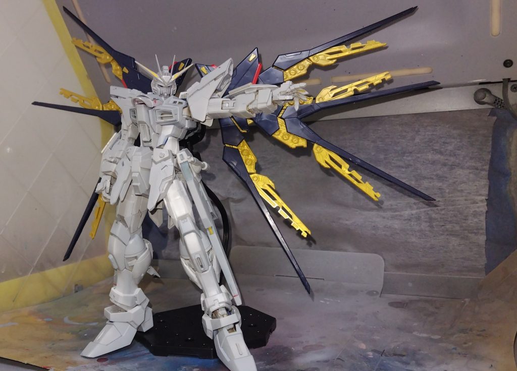 本体を捨てサフした写真です。ドラグーンの内部が少し開くようにしました。