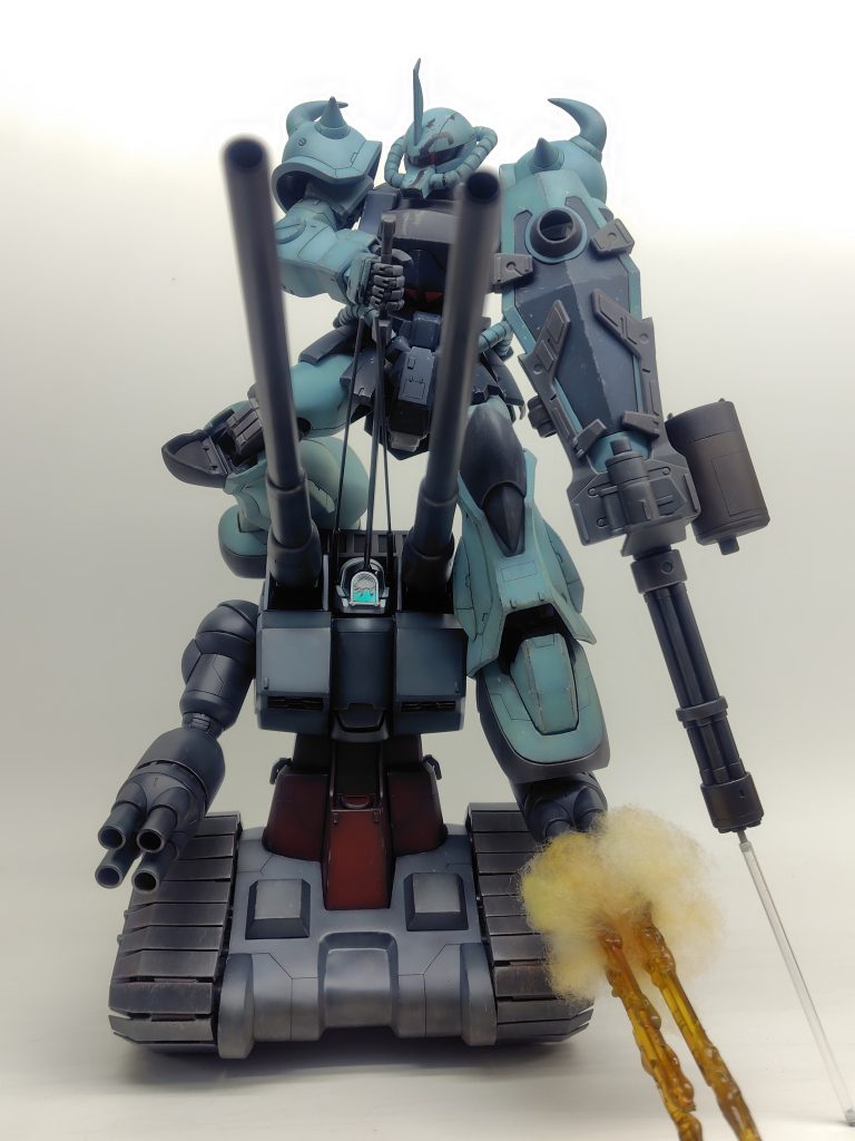 完成したガンタンクとグフカスを合体させました。単純に載せただけでは安定感が皆無の為、アルミ棒で接合してあります。いつでも脱着可能で単体での使いまわしも可。