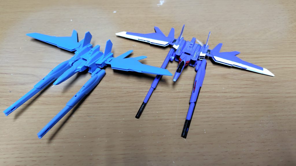 左が本機のブースター。右がビルドストライク同梱のブースター。新発売のブースターの方が稼働部締め付け良く、安定性あってグラつきません。そこが良し!