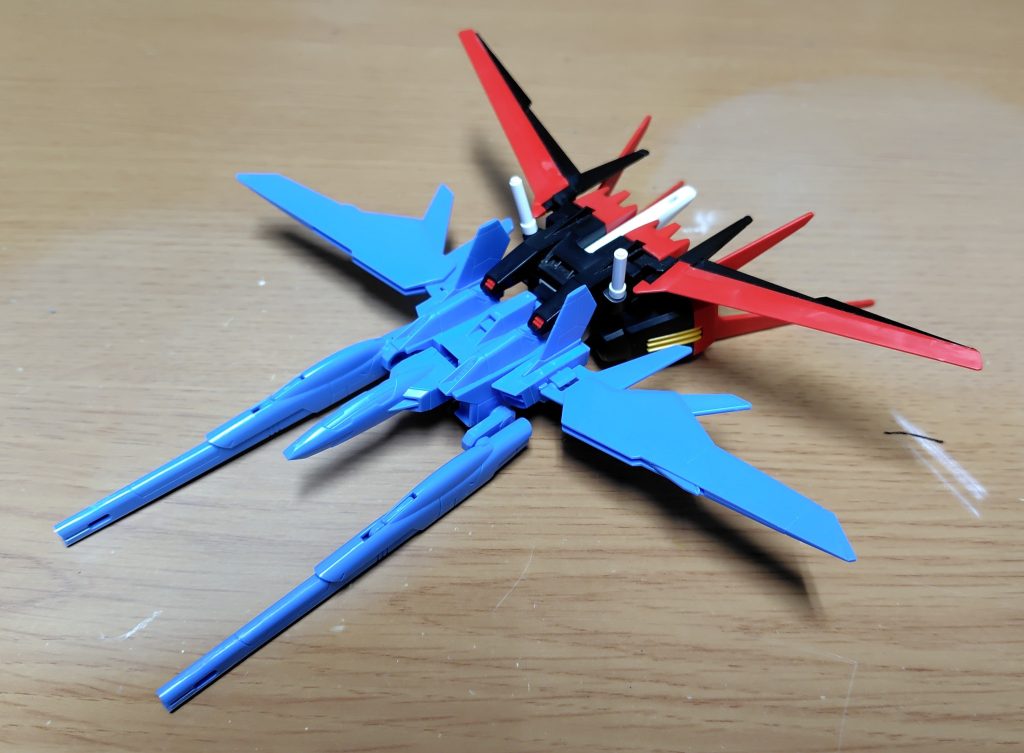 背面にエールストライカーも接続可能。しかし、接続部甘く、外れ易いです⚠