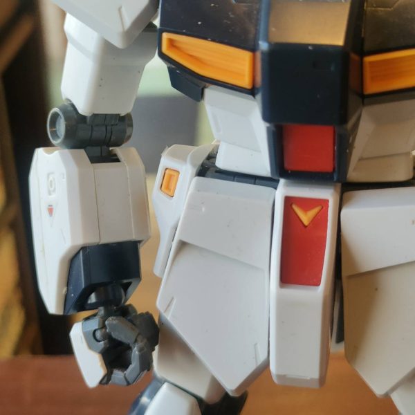 2000年のキットだそうです。そんな前ですか。早いなぁ。今月のHJでプロモデラーのおとかわ氏が作例を作られていたキットと同じ物です。頭が大きく感じたのですが、どうもそうではなく胴体が短く、肩がちいさいのではないかと感じました。とりあえずはその方向で進めます。今回もジャンクを頂いたのですが、破損は背部のサーベルのみ。ラッキー！まず気になったのは胴体。ぶった切って3mmほど伸ばしましたが、おとかわ氏の作例を見たらもっと伸ばしてました（でもやってる事が間違って無かったのは嬉しい）。カットした所からアムロの足が。あぁアムロ・・・足が見える・・・あとは胴体下部が一直線なのもイマイチです。肩アーマーも小さいので中央のパーツを上に2mm延長、首を1mm短縮、左前腕が細く見えるのがダサいので適当に太く見えるようにしました。途中アンテナが折れて泣きそうになったのですが、なんとか修復。昔の僕なら諦めてました。何事も経験ですね。&nbsp;（3枚目）