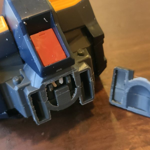 2000年のキットだそうです。そんな前ですか。早いなぁ。今月のHJでプロモデラーのおとかわ氏が作例を作られていたキットと同じ物です。頭が大きく感じたのですが、どうもそうではなく胴体が短く、肩がちいさいのではないかと感じました。とりあえずはその方向で進めます。今回もジャンクを頂いたのですが、破損は背部のサーベルのみ。ラッキー！まず気になったのは胴体。ぶった切って3mmほど伸ばしましたが、おとかわ氏の作例を見たらもっと伸ばしてました（でもやってる事が間違って無かったのは嬉しい）。カットした所からアムロの足が。あぁアムロ・・・足が見える・・・あとは胴体下部が一直線なのもイマイチです。肩アーマーも小さいので中央のパーツを上に2mm延長、首を1mm短縮、左前腕が細く見えるのがダサいので適当に太く見えるようにしました。途中アンテナが折れて泣きそうになったのですが、なんとか修復。昔の僕なら諦めてました。何事も経験ですね。&nbsp;（2枚目）