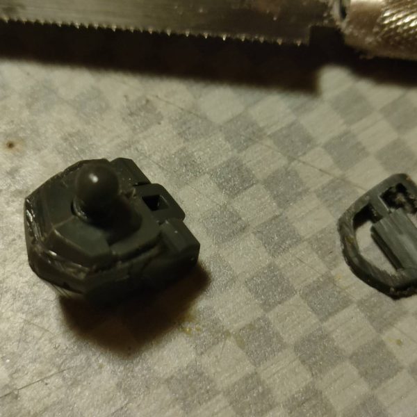 2000年のキットだそうです。そんな前ですか。早いなぁ。今月のHJでプロモデラーのおとかわ氏が作例を作られていたキットと同じ物です。頭が大きく感じたのですが、どうもそうではなく胴体が短く、肩がちいさいのではないかと感じました。とりあえずはその方向で進めます。今回もジャンクを頂いたのですが、破損は背部のサーベルのみ。ラッキー！まず気になったのは胴体。ぶった切って3mmほど伸ばしましたが、おとかわ氏の作例を見たらもっと伸ばしてました（でもやってる事が間違って無かったのは嬉しい）。カットした所からアムロの足が。あぁアムロ・・・足が見える・・・あとは胴体下部が一直線なのもイマイチです。肩アーマーも小さいので中央のパーツを上に2mm延長、首を1mm短縮、左前腕が細く見えるのがダサいので適当に太く見えるようにしました。途中アンテナが折れて泣きそうになったのですが、なんとか修復。昔の僕なら諦めてました。何事も経験ですね。&nbsp;（4枚目）