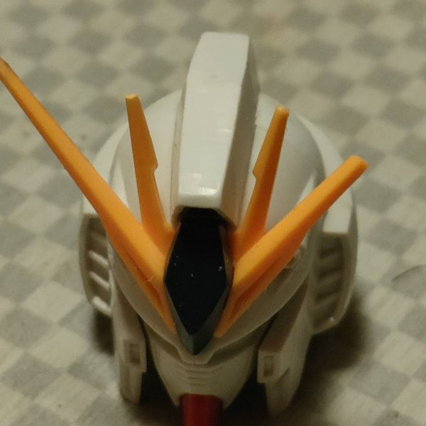 2000年のキットだそうです。そんな前ですか。早いなぁ。今月のHJでプロモデラーのおとかわ氏が作例を作られていたキットと同じ物です。頭が大きく感じたのですが、どうもそうではなく胴体が短く、肩がちいさいのではないかと感じました。とりあえずはその方向で進めます。今回もジャンクを頂いたのですが、破損は背部のサーベルのみ。ラッキー！まず気になったのは胴体。ぶった切って3mmほど伸ばしましたが、おとかわ氏の作例を見たらもっと伸ばしてました（でもやってる事が間違って無かったのは嬉しい）。カットした所からアムロの足が。あぁアムロ・・・足が見える・・・あとは胴体下部が一直線なのもイマイチです。肩アーマーも小さいので中央のパーツを上に2mm延長、首を1mm短縮、左前腕が細く見えるのがダサいので適当に太く見えるようにしました。途中アンテナが折れて泣きそうになったのですが、なんとか修復。昔の僕なら諦めてました。何事も経験ですね。&nbsp;（6枚目）