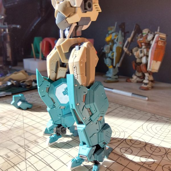 下半身からミキシングしながら試行錯誤してます。外装パーツ以外はメカメカゴツゴツ仕上げ。にしたいのですが、モリモリにすると周りとバランスが悪くなる😭パーツ組み上げ、バラす、位置調整、組み上げ、、、その繰り返しで牛歩の作業。楽しい🤤（2枚目）