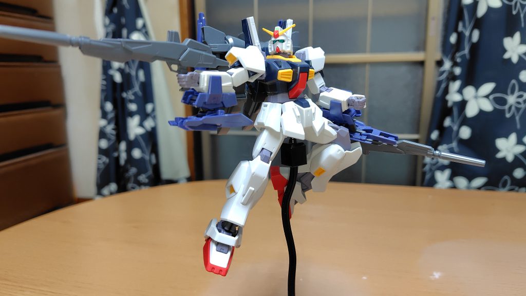 左腕にビーム砲。右手にビームライフル直接持たせて撃たせる事も可能。