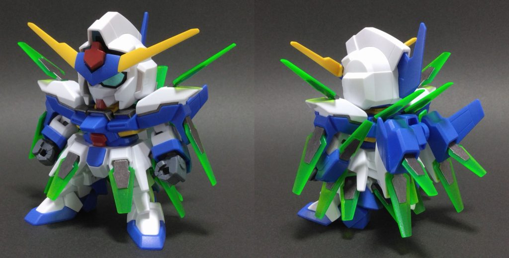 ジャンク品でAGE-FXがもう一体手に入ったので、Cファンネルをマシマシにしてみました。肩部分、背中部分を小から大に変更、バックパックに小×2、リアスカートに小×1、脚部の横と後ろに小×2で7基を追加した合計21基を装備。…完全に悪ノリの産物です(gundam-kao5)