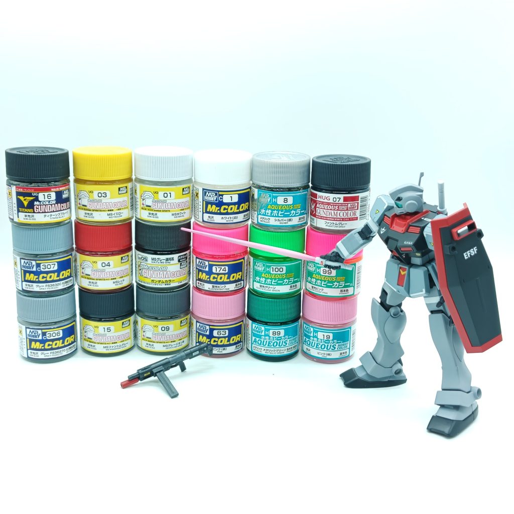 今回使用した塗料ほぼ全て。ビームサーベルは握り手と一体パーツなので、マスキングやらで塗装です。ビームのグラデーションが我ながら良き。