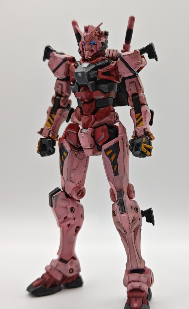 最新のシリーズのガンプラだけあって造形や色分けはすごいのですが、逆にパーツの細かさや点数の多さで苦戦しました。残念なのがハードポイントのパーツはシールにあるようなモールドがなかったのでシールをそのまま使っています。