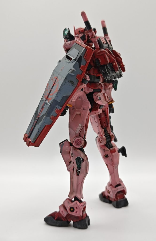 シールド、バックパックなど地がメタルっぽいところにはメタル色のタミヤ ウェザリングマスターを使ってチッピング表現しています。（見えにくいけど）