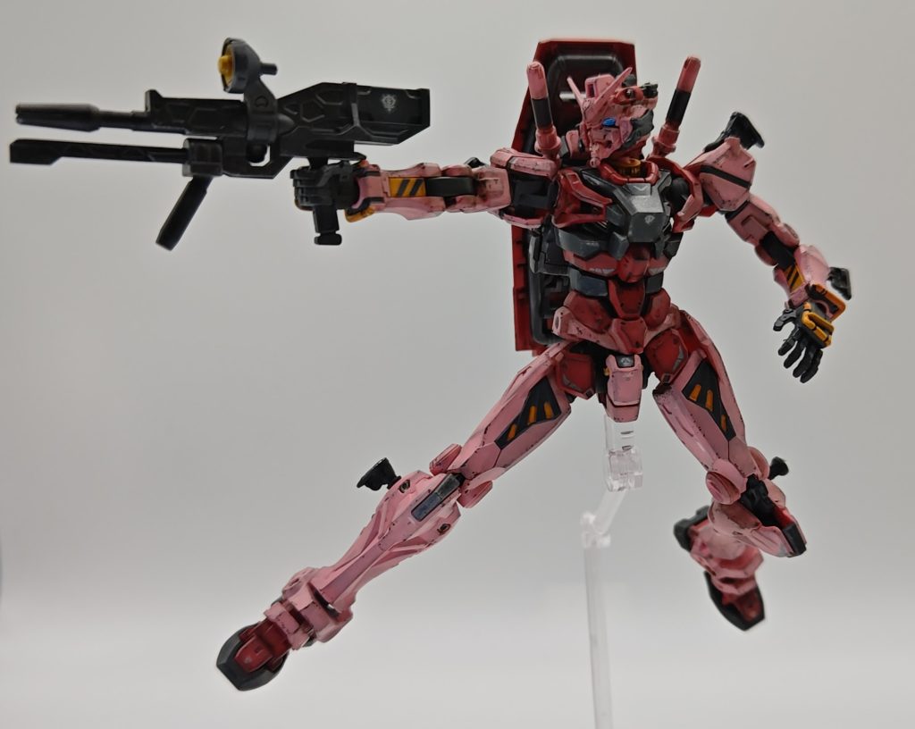 可動は良好ですが、太もものパーツが邪魔して前屈は他のHGより苦手です。ただ、スタリングはこのようにきれいです。メインカメラはシルバー+クリアブルー＆パープルを自作しています。