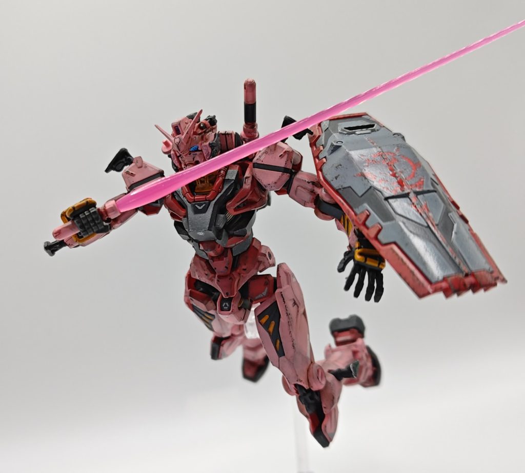 ビームサーベル展開状態です。クリアーパーツの仕上げはガラスやすりマジよいですね！私は特にこだわりないのですが、オーロックスのものを現在使っています。