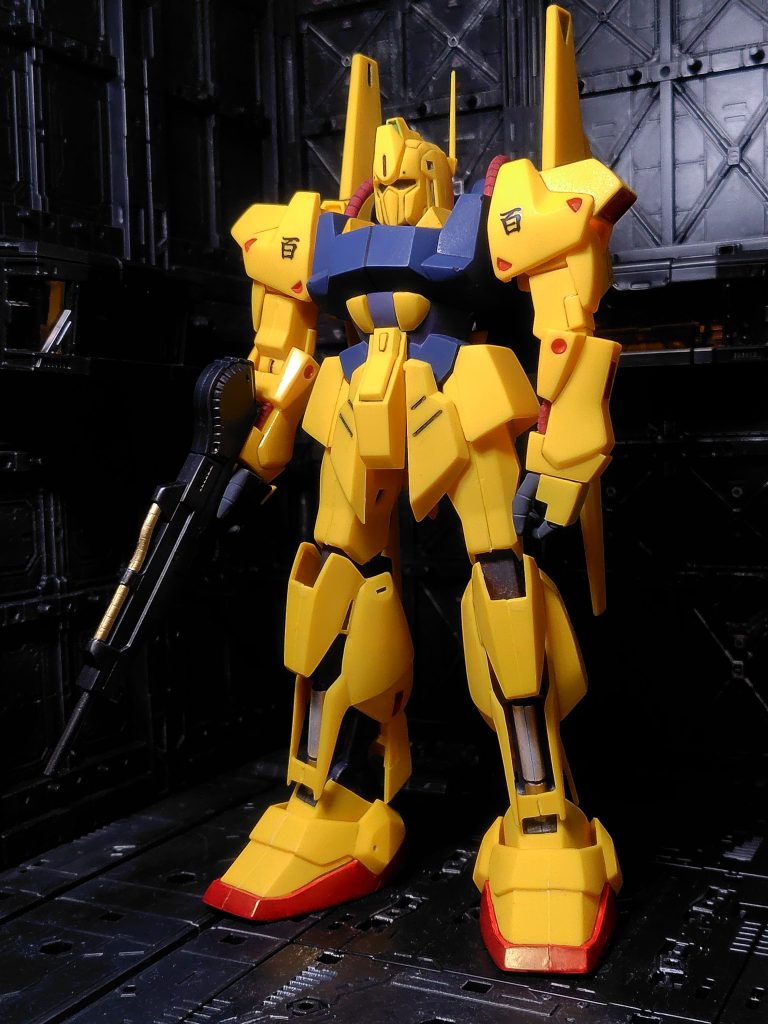 このキットは子供の頃にも購入したのですが当時小学生の自分にはうまく作れなかった覚えがあり、今回リベンジを果たしました。昔の黄色い百式が好きなのでイエロー部分は成形色のまま。襟だけはガンマカイエローで塗装。腹部をメカグレー、ハンドをファントムグレー、ライフルは黒鉄色とゴールド、足のフレーム部はガンメタル、シリンダー部はゴールドとシャインシルバー、各部の赤はリアルタッチマーカーのレッド、頭部のセンサーはメタリックグリーン。&nbsp;