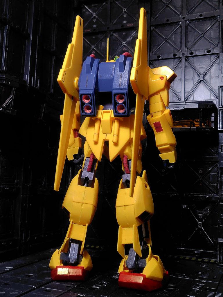 バーニア内部はメタリックレッド。全身全部モナカ接着です。合わせ目はしっかり消えてない所も多いですがご容赦ください。旧キットはあまり完璧を求めずに味を残して作るようにしてます(gundam-kao5)