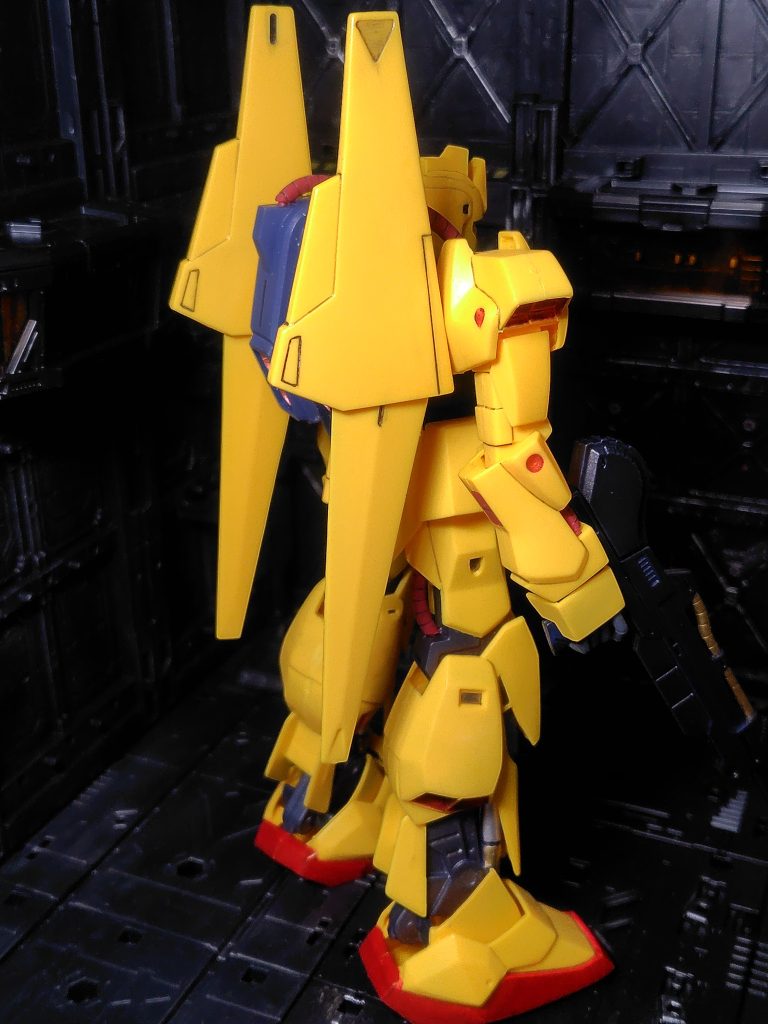 ご覧の通りバインダーと肩が完全に干渉しますので