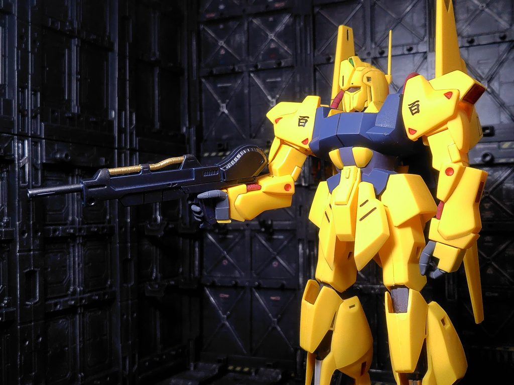 このぐらいしか動きません(gundam-kao2)サイドアーマーも接着固定なので腿も動かせません(gundam-kao5)胴体は前後モナカなので腰も動きません(zaku-kao2)