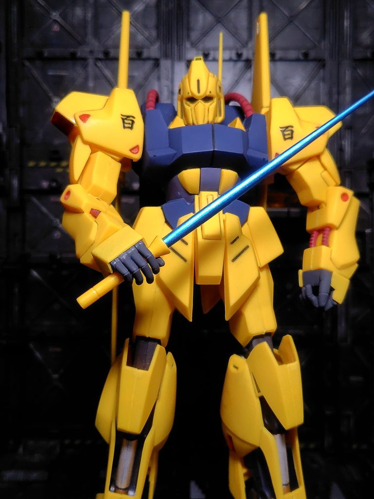 ビームサーベル刀身はメタリックブルー。精一杯のポージング！