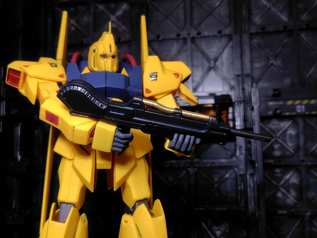 腕の関節を緩めて無理やり両手持ち！指は親指以外一本ずつ動かせます。