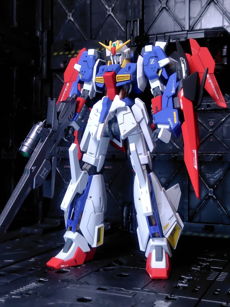 ほとんど手を加える箇所のない良くできたキットです。直前に作ったのが旧キットだったのでなおさらすごく感じました(gundam-kao5)頭部の合わせ目は消して、バックパックとライフルは段落ち化。腰と足のシリンダーは本来水色っぽいブルーグレーですがカッパーとシャインシルバーに変更し、足の関節と股関節にはガンメタルを使って少しメカ感を出しました。ガワラ立ちできるのも良い！