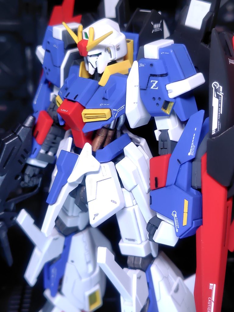 頭部バルカンはゴールド。肩のスラスター部分はイエローとゴールドで塗装しましたが、前腕のイエローは付属シールをスプレー塗装して貼っています。手抜きですがキレイなら良しです(gundam-kao6)