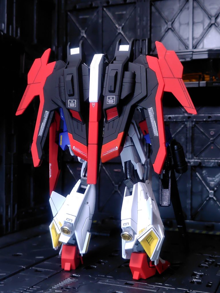 バインダーの赤の足りないところはガンマカ塗装と、付属のシールをスプレー塗装する方法も初めて使いました。どこがどれか分かるでしょうか？足のバーニアはシャインシルバーとゴールド。膝裏のケーブルはシルバー。