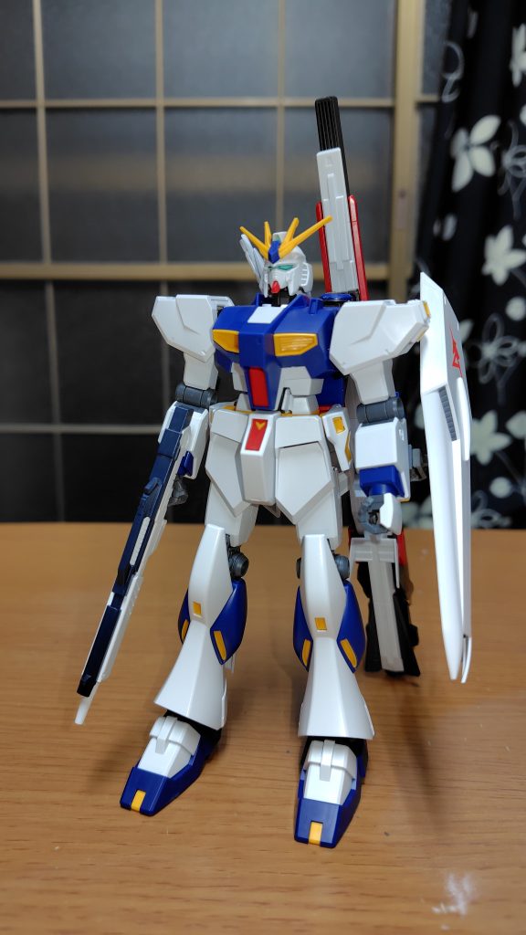 完成した本機は前回投稿のνガンダムの部品による流用が多く、ミキシングどころではないパーツ大多数がν>>福岡限定νの比率を占めてる!ビームライフルもビームシールドも流用。パーツの限りでは胴体の暗い色が明るい青に変わった他、関節駆動部がブラウン系になった位で、右肩が一般販売のEGν。左肩が福岡νだが、ほぼ同じ白な為に見分けるの困難。