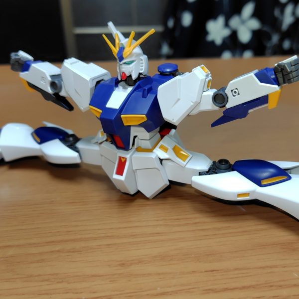 EGのνガンダム股関節はボールジョイントだから稼働に難有り。エアリアル等股関節ジョイントとは棒のサイズが同じな為、はめ込みが可能。腰部もキャリバーンの腰部を接着移植。腰部側面装甲と干渉するが大開脚が可能になった。（1枚目）